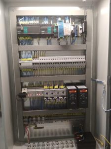 Шкаф управления станцией обезжелезивания осуществляет комплексное управление скважинами, РЧВ, фильтрами вторым подъемом и пожарными насосами